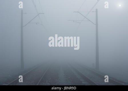 Gleise im Nebel Stockfoto