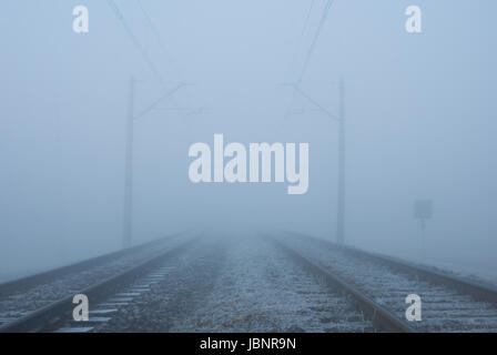 Gleise im Nebel Stockfoto