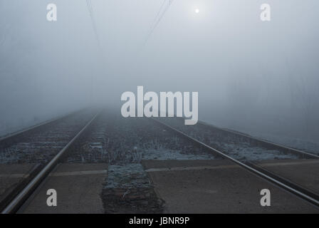 Gleise im Nebel Stockfoto