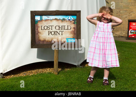 Verlorenes Kind zeigen Zeichen: ein zwei-jährigen Mädchen / Kinder / Baby, das scheint verloren oder getrennt von ihr /carers Eltern / Familie. Warwick Castle UK. Stockfoto