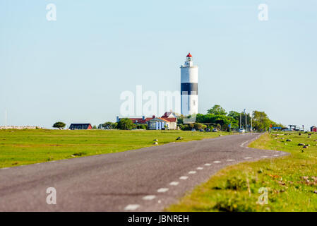 Ottenby, Schweden - 27. Mai 2017: Ökologische Dokumentarfilm. Der südlichsten Spitze von Öland, mit dem Leuchtturm lange Jan und Vogelbeobachtung-Station. Straße l Stockfoto