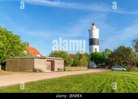 Ottenby, Schweden - 27. Mai 2017: Ökologische Dokumentarfilm. Der Leuchtturm lange Jan gesehen von der Nordseite in Abend Sonne. Stockfoto