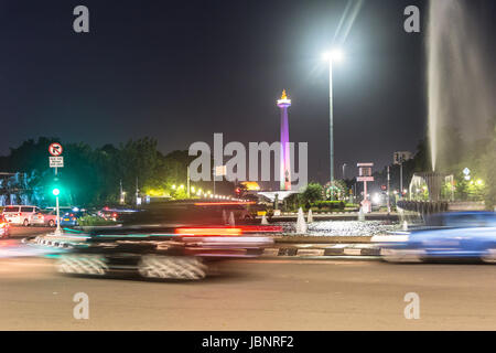 Verkehr, mit Bewegungsunschärfe, Eile entlang der Thamrin Avenue vor Monas, das Nationaldenkmal in Jakarta Innenstadt in Indonesi erfasst Stockfoto