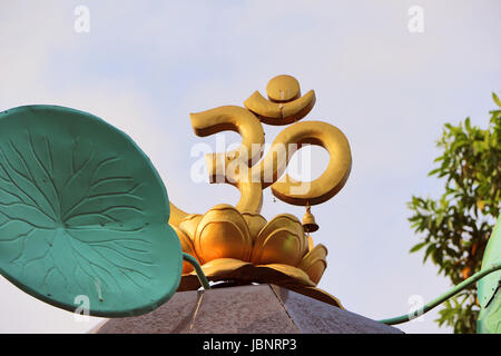 Devine Ohm Symbol in den offenen Himmel; Symbol stellt nach hinduistischen Mythen die universelle oberste Befugnisse dar. Stockfoto