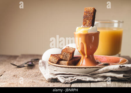 gekochten Eiern und knusprige toasts Stockfoto