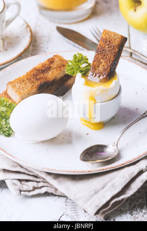 gekochten Eiern und knusprige toasts Stockfoto