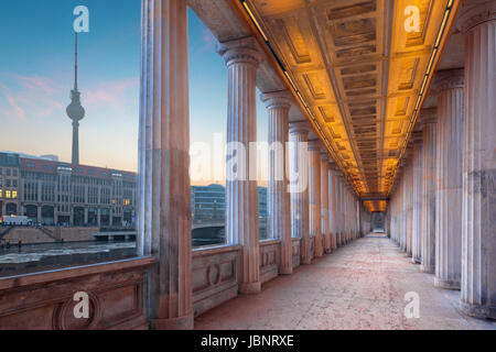 Berlin - die neoklassischen Laubengängen der Gebäude der alten Nationalgalerie am Flussufer und Fernsehturm Turm im Hintergrund Morgen. Stockfoto