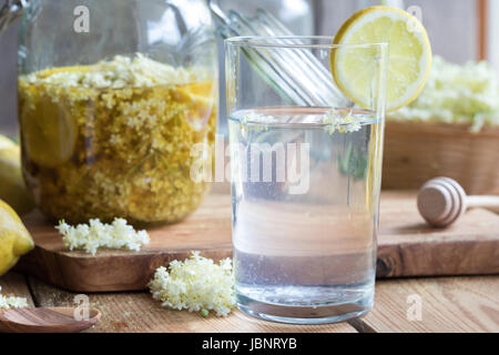 Limonade aus hausgemachter Holunderblüten Sirup hergestellt. Stockfoto