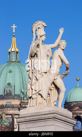 BERLIN, Deutschland, Februar - 13, 2017: Die Skulptur auf der Schlossbruecke - führt Athena den jungen Krieger in den Kampf (Pallas Athene Führt Den jun Stockfoto