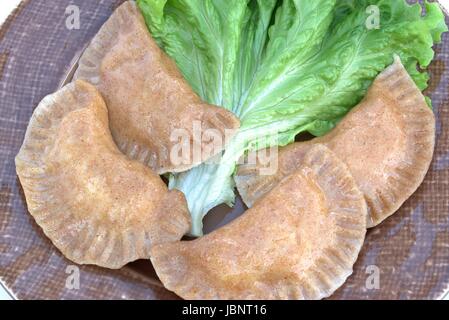 Gesunden Teigtaschen mit Käse aus Vollkornmehl. Stockfoto