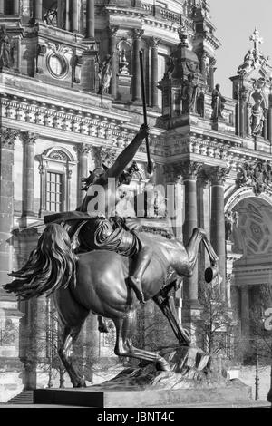 BERLIN, Deutschland, Februar - 13, 2017: Der Dom und der Bronze-Skulptur Amazone Zu Pferde vor alten Museum von August Kiss (1842). Stockfoto