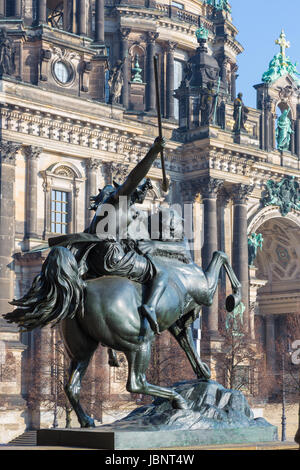 BERLIN, Deutschland, Februar - 13, 2017: Der Dom und der Bronze-Skulptur Amazone Zu Pferde vor alten Museum von August Kiss (1842). Stockfoto