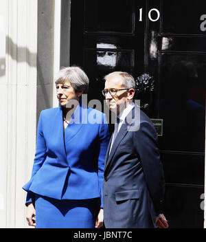 England, London, Theresa May in der Downing Street nach der 2017-Wahl mit Ehemann Philip Mai auf den Stufen der Zahl 10. 06.09.17. Stockfoto