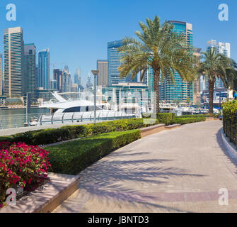 Dubai - die Yachten und die Promenade von Marina. Stockfoto