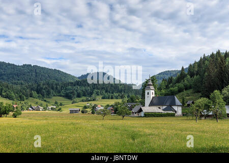 Bohinj, Slowenien - 2. Juni 2017: Alte Kirche in einem kleinen Dorf zwischen See Bled und Bohinj-See in Slowenien Stockfoto