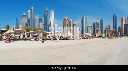 DUBAI, Vereinigte Arabische Emirate - 28. März 2017: The Marina erhebt sich vom Strand entfernt. Stockfoto