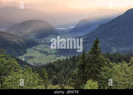 Luftaufnahme von Bohinj-See bei Sonnenuntergang in den Julischen Alpen. Beliebte touristische Destination in Slowenien nicht weit von Bleder See. Stockfoto