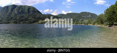 Panoramasicht auf das kristallklare Wasser des Bohinj-See ein beliebtes Ausflugsziel unweit See Bled in Slowenien. Stockfoto