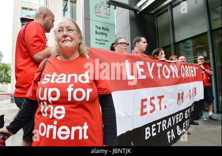 Sue Almond schließt sich eine Gruppe von Leyton Orient Fans außerhalb der Insolvenz &amp; Unternehmen Gericht Anhörung in London als Registrar Sally Barber Gebote kämpfen Fußballverein Liquidation entlassen hat. Stockfoto