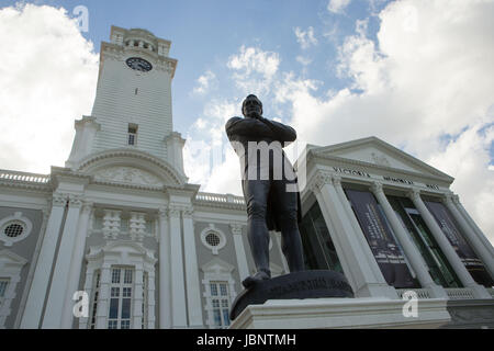 Einen Überblick über eine Statue von Sir Stamford Raffles, Gründer des modernen Singapur außerhalb Victoria Memorial Hall in Singapore PRESS ASSOCIATION Foto. Bild Datum: Samstag, 3. Juni 2017. Stockfoto