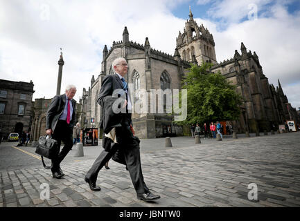 Herrn Kerr (links) und Herrn Reed Spaziergang über die Royal Mile in Edinburgh, vor den obersten Gerichtshof öffentlichen Anhörungen in die City Chambers, saß das erste Mal, dass Großbritanniens höchste Gericht außerhalb Londons. Stockfoto