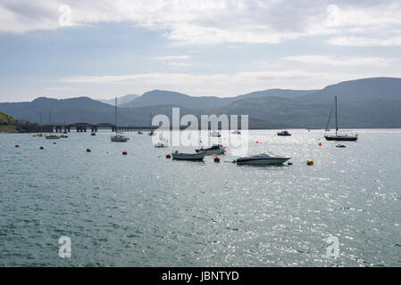 Boote in der Mündung bei Barmouth an der Küste von Wales. Stockfoto