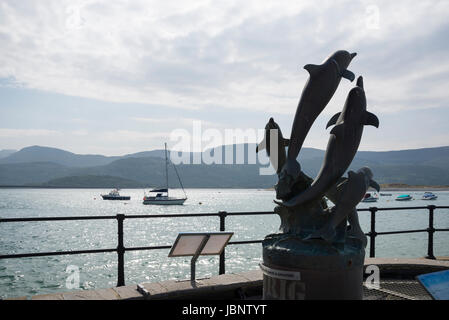 Delphin-Statue auf der Promenade am Barmouth an der Küste von Wales. Stockfoto