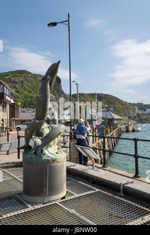 Delphin-Statue auf der Promenade am Barmouth an der Küste von Wales. Stockfoto