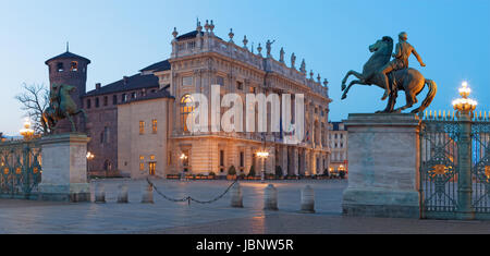 Turin - der Platz Piazza Castello mit dem Palazzo Madama und Palazzo Reale in der Abenddämmerung. Stockfoto