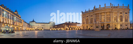 TURIN, Italien - 14. März 2017: Der Platz Piazza Castello mit dem Palazzo Madama und Palazzo Reale in der Abenddämmerung. Stockfoto