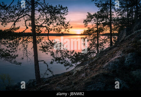 Malerische Landschaft über See mit Sonnenuntergang am Frühlingsabend in Finnland Stockfoto