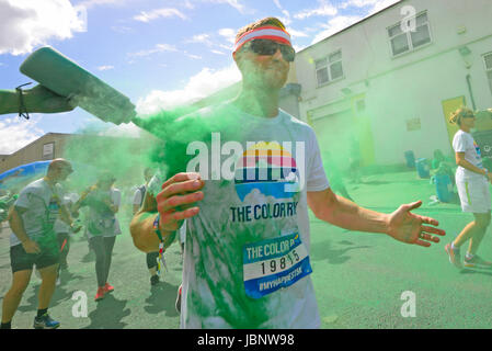 Color Run London, im Wembley Park. Besprüht, mit farbigem Pulver geduscht Stockfoto