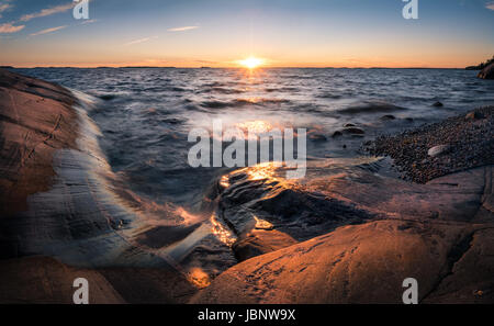 Malerische Landschaft mit Sonnenuntergang und Meer am Sommerabend in Finnland Stockfoto