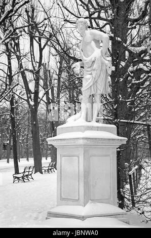 Wien, Österreich - 15. Januar 2013: Statue des Meleager von W. Beyer in den Gärten von Schloss Schönbrunn im Winter. Stockfoto