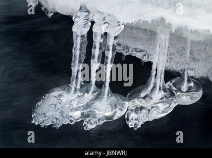 Nahaufnahme vom schönen Eis-Formen im Winter im Fluss Stockfoto