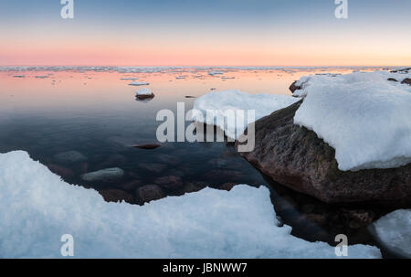 Malerische Landschaft mit Meer und Sonnenuntergang im winter Stockfoto