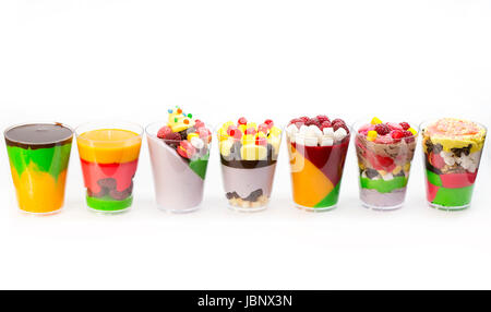 Dessert aus Kunststoff Becher Sahne mit Obst und Gebäck und mousse Stockfoto