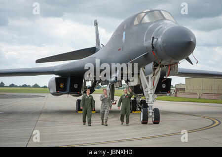 Die Flugbesatzung ein B-1 b Lancer überprüfen über die Bomber, wie sie auf der Pan am RAF Fairford sitzt. Stockfoto