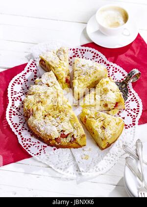 Apfel Streusel-Kuchen mit Mandeln Stockfoto