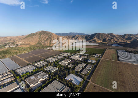 Luftbild von Äckern und Industriegebäude in der Nähe von Camarillo in Ventura County, Kalifornien. Stockfoto