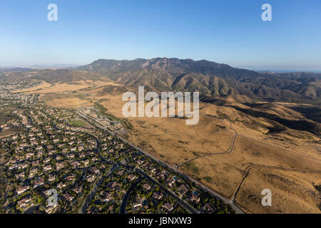 Luftaufnahme von Thousand Oaks, Newbury Park und Boney m in der Santa Monica Berge nationaler Erholung-Bereich von Ventura County, Kalifornien. Stockfoto