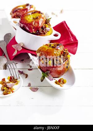 Herzhaft gefüllte Bratäpfel mit rosa Minze Stockfoto