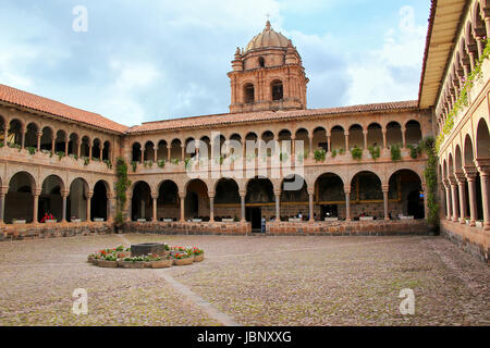 Innenhof des Klosters von Santo Domingo in Koricancha Komplex, Cusco, Peru. Koricancha war der wichtigste Tempel in das Inka-Reich, th gewidmet Stockfoto