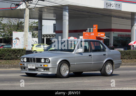 CHIANG MAI, THAILAND-24. Januar 2017: Pkw, BMW 318I. Auf der Straße no.1001, 8 km von Chiang Mai Stadt. Stockfoto