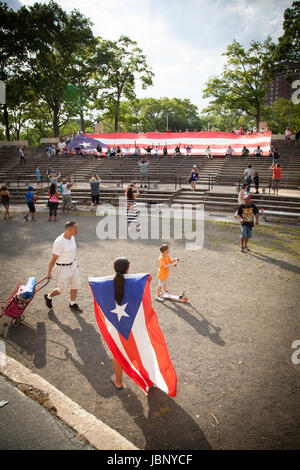 Puerto Rico mit der Eröffnung der größten bekannten Puerto-Ricanischen Flagge, 10. Juni 2017 feiern. Stockfoto