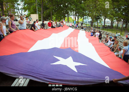 Puerto Rico mit der Eröffnung der größten bekannten Puerto-Ricanischen Flagge, 10. Juni 2017 feiern. Stockfoto