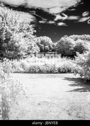 Ein Infrarot-monochrome Bild von einem Garten und einem kleinen See im Sommer. Stockfoto