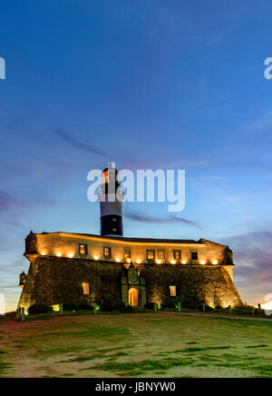 Nacht-Blick auf die berühmte und historische Leuchtturm von Barra am Ufer des Todos os Santos Bucht in der Stadt Salvador, Bahia Stockfoto