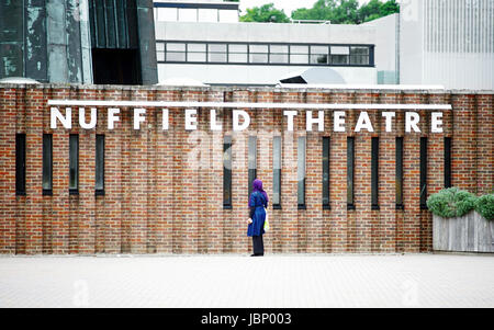 Eine Frau, die 2017 vor dem Nuffield Theatre Gebäude auf dem Highfield Campus an der University of Southampton in Southampton, Großbritannien, stand Stockfoto