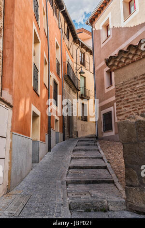 Alte Straße des Viertels des Judentums beherbergt Front gebaut mit gesehen Ziegelstein befindet sich in der Stadt Segovia, UNESCO-Weltkulturerbe, Spanien Stockfoto